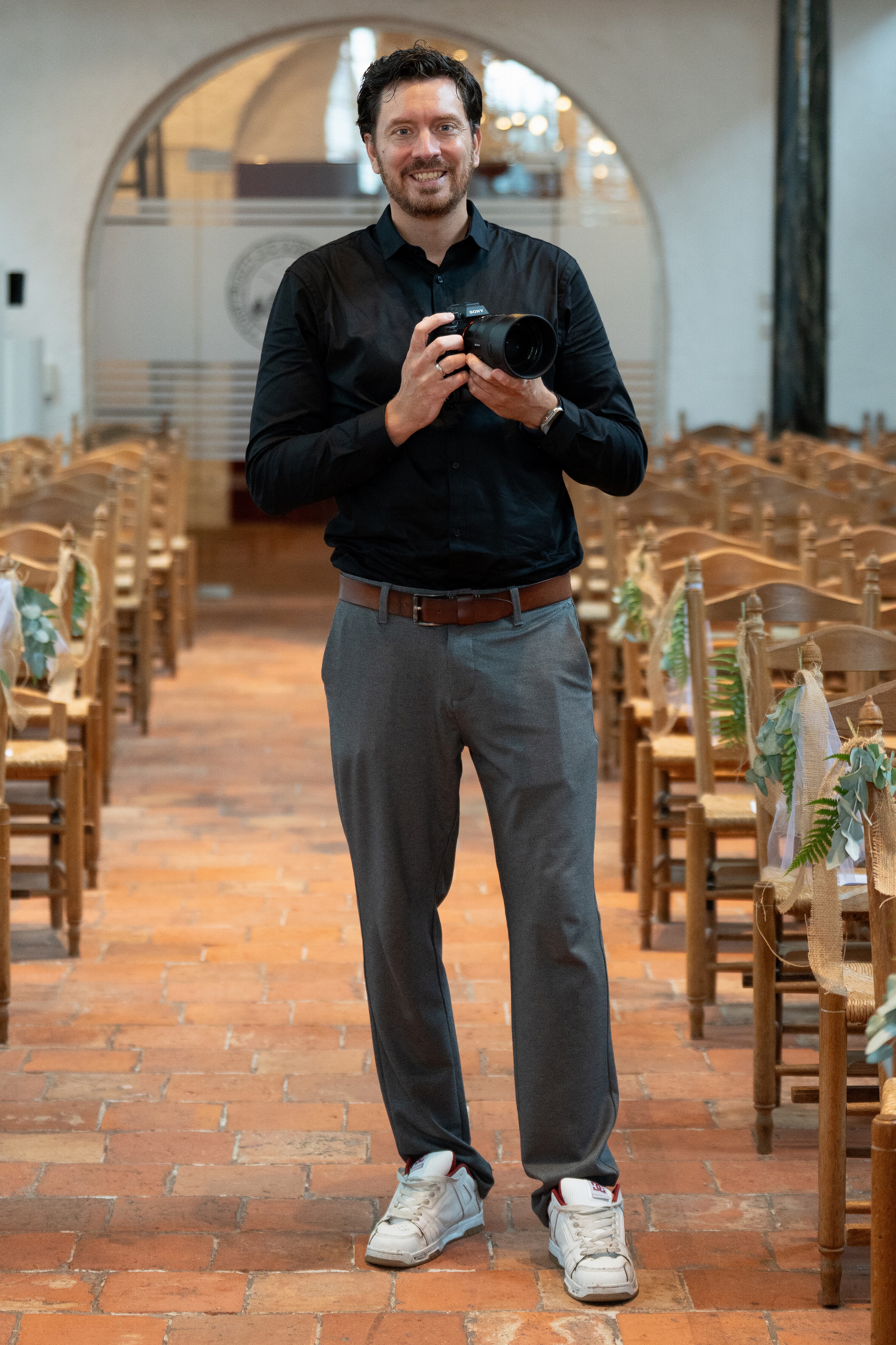 RawMotion-fotograaf in de kerk, camera in de hand