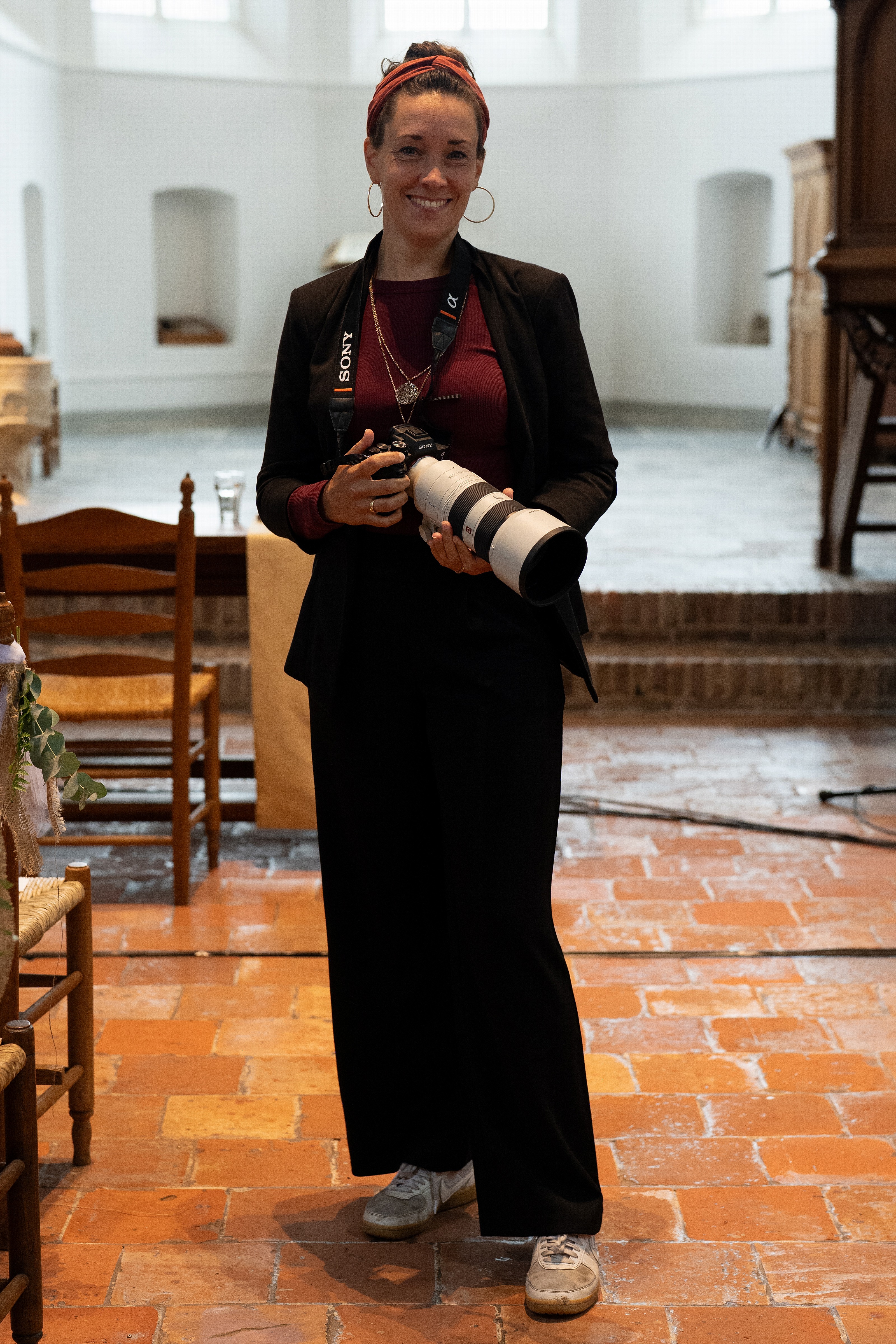 RawMotion-fotografe in de kerk, camera in de hand