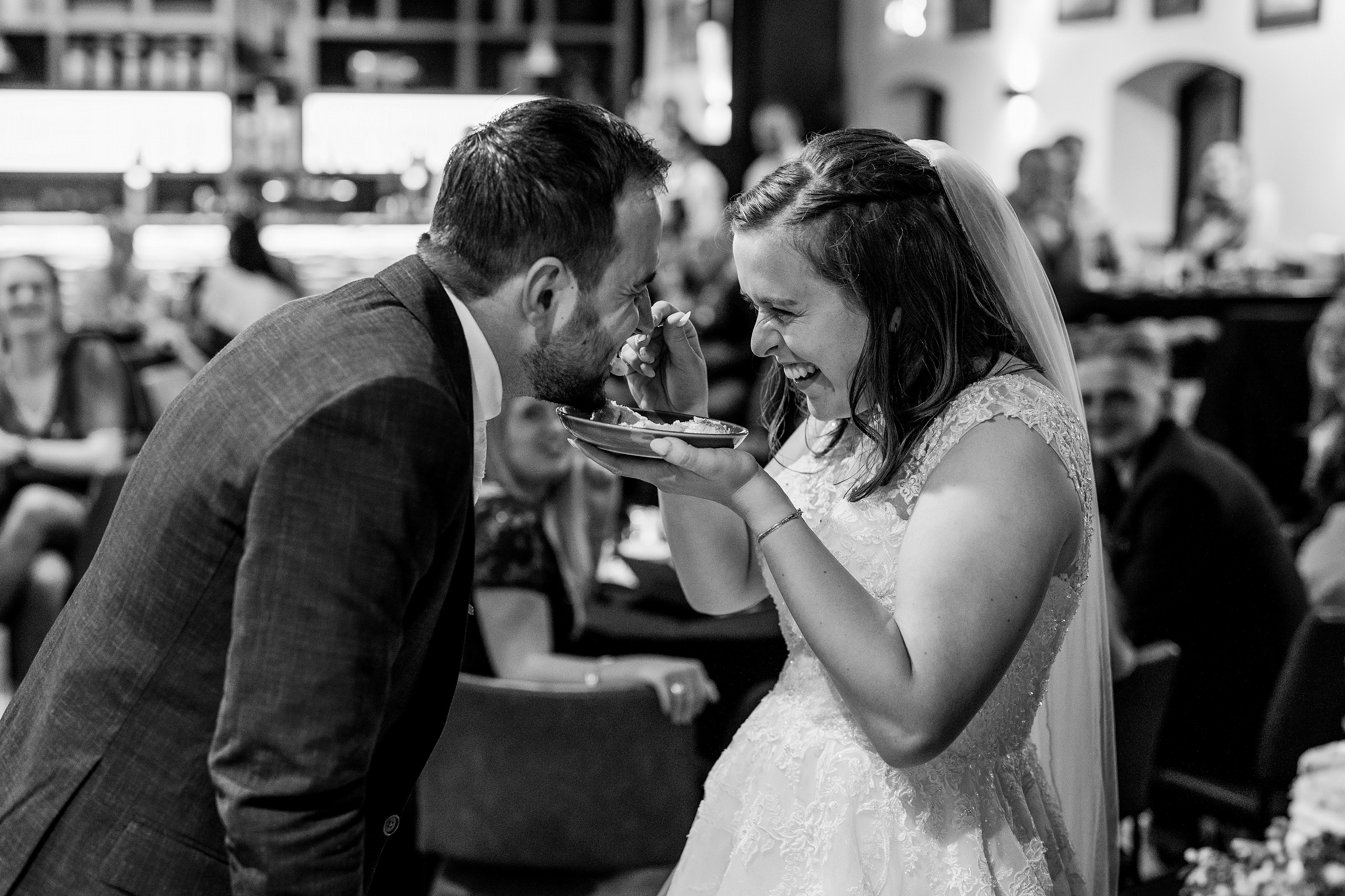 Bruidspaar deelt een emotioneel moment tijdens het diner
