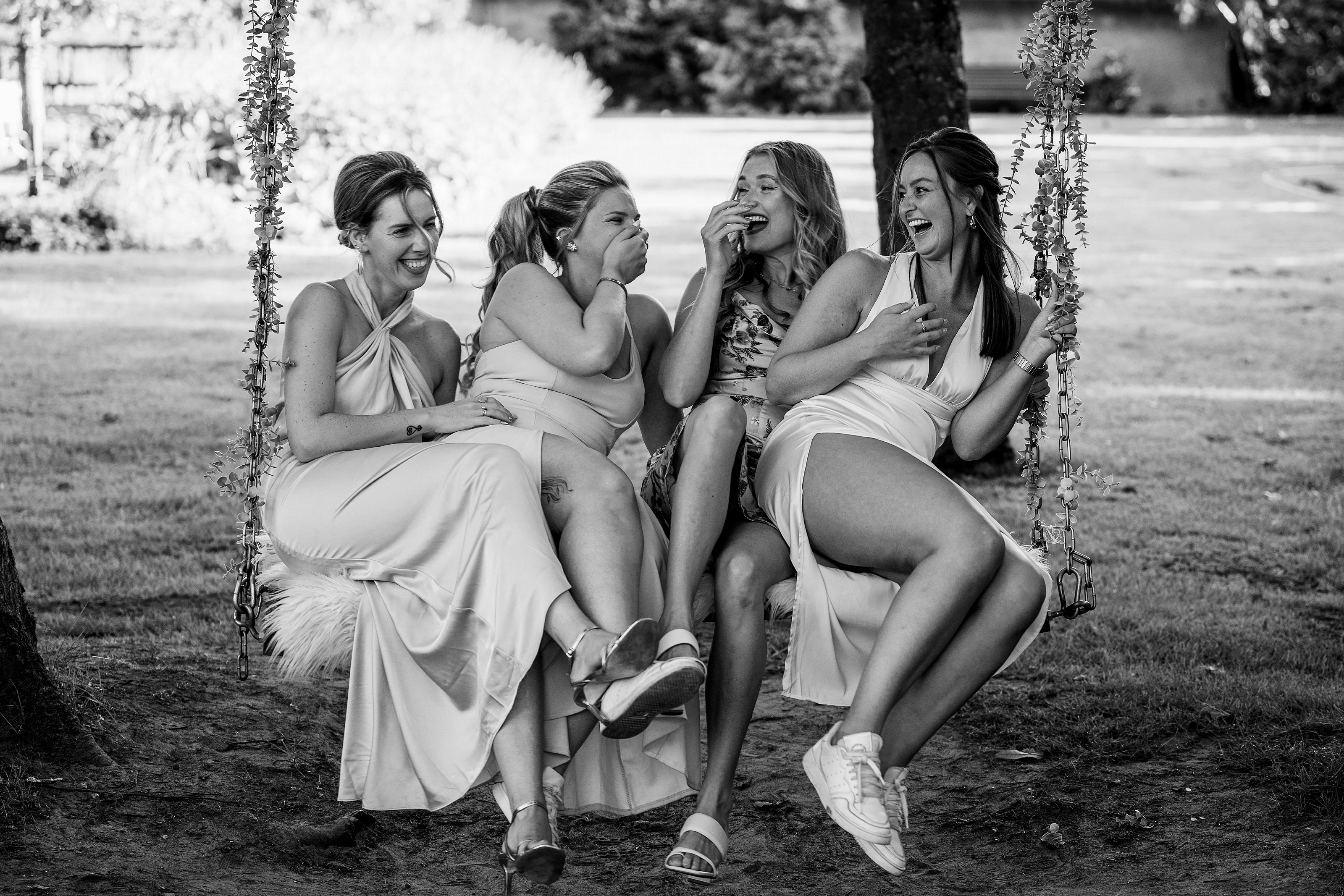 Bruiloftsgasten lachen samen op een schommel